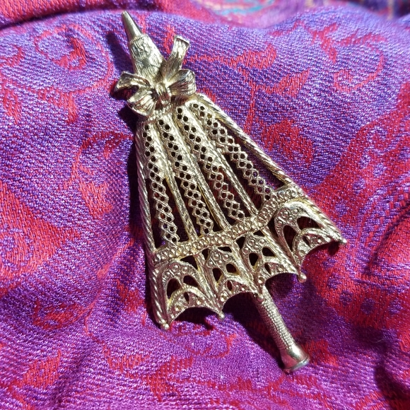 Vintage brooch umbrella Victorian Revival Style Parasol Pin gold tone filigree - Picture 9 of 10